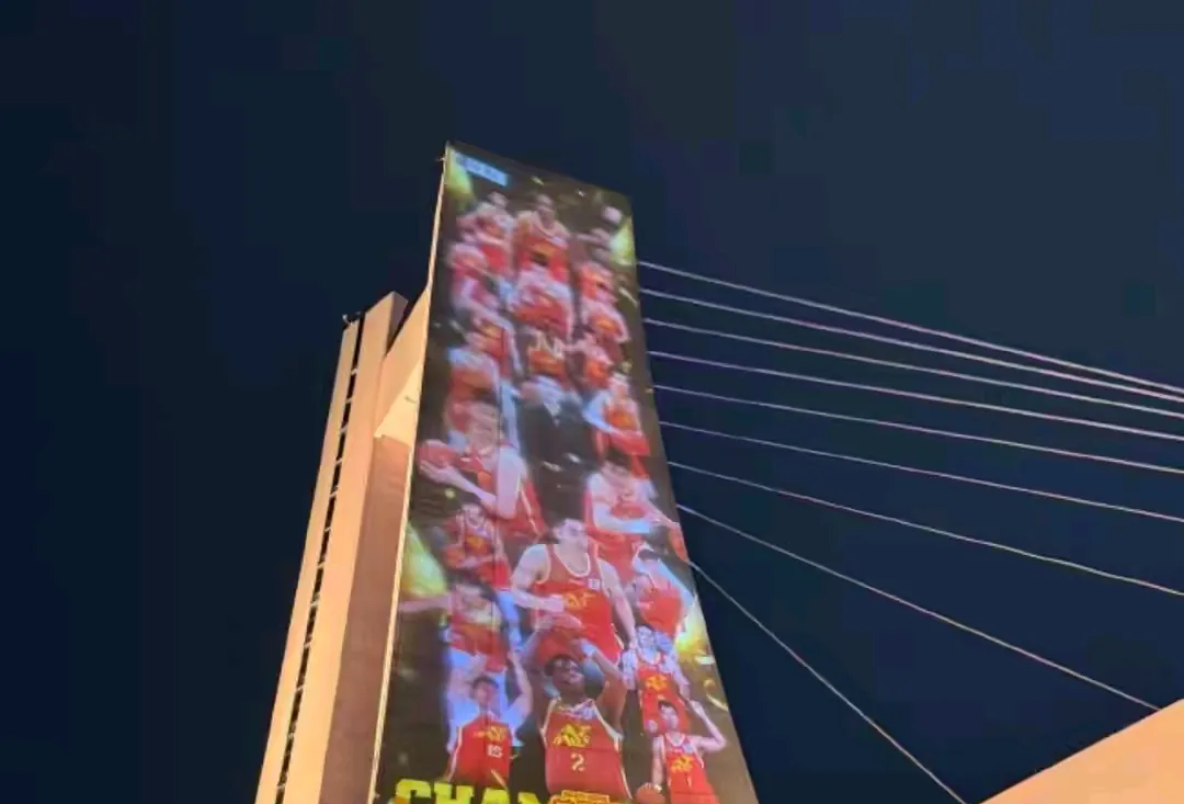 喜大普奔！运动员夺得冠军，粉丝欢呼不止
